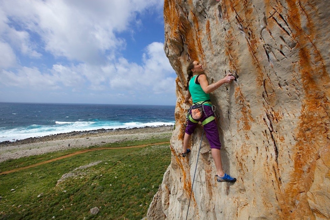 Utsikt: Anne Charlotte Hauen går Il ladro di panda (6b+) på Cala Mancina. Foto: Dag Hagen klatring på sicilia