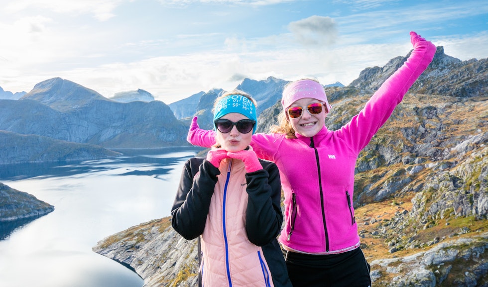 PÅ TOPPEN AV TEKOPPSTETTEN: Fornøyde jenter, Nikoline (til venstre) og Eline, øverst på Tekoppstetten. Foto: Jon Olav Larsen