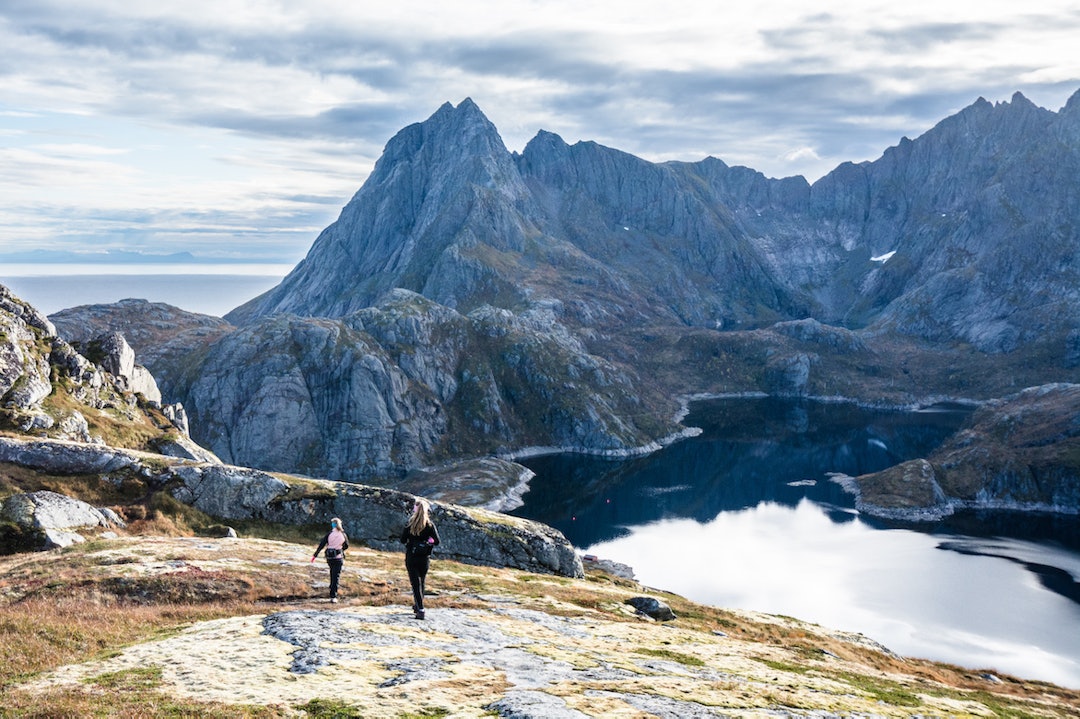 LOFOTEN-FJELL: På vei ned igjen fra Tekoppstetten. Terrenget er vilt og spennende. Foto: Jon Olav Larsen  LOFOTEN-FJELL: På vei ned igjen fra Tekoppstetten. Terrenget er vilt og spennende. Foto: Jon Olav Larsen