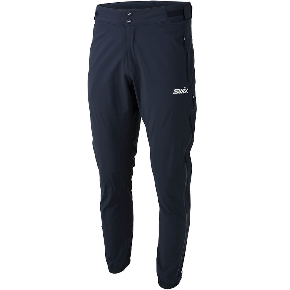 OVERTREKKSBUKSA: Kjennetegnes ved at den er litt mer romslig, og ved at den takler mer vær. Som Swix Surmount All Weather Shell Pants, en skallbukse hvor du kan justere med antall lag under. Pris: 2999,- bukse overtrekksbukse langrenn