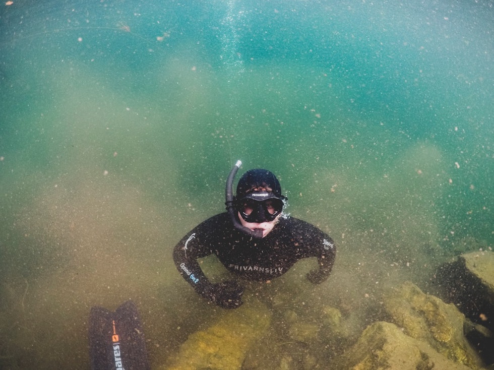 PÅ ETT PUST: Henrik Foldvik på vei mot overflaten for å hente luft. Evnen til å holde pusten under vann er høyst trenbar, og verdensrekorden er på hele 22 minutter. Foto: Line Hårklau