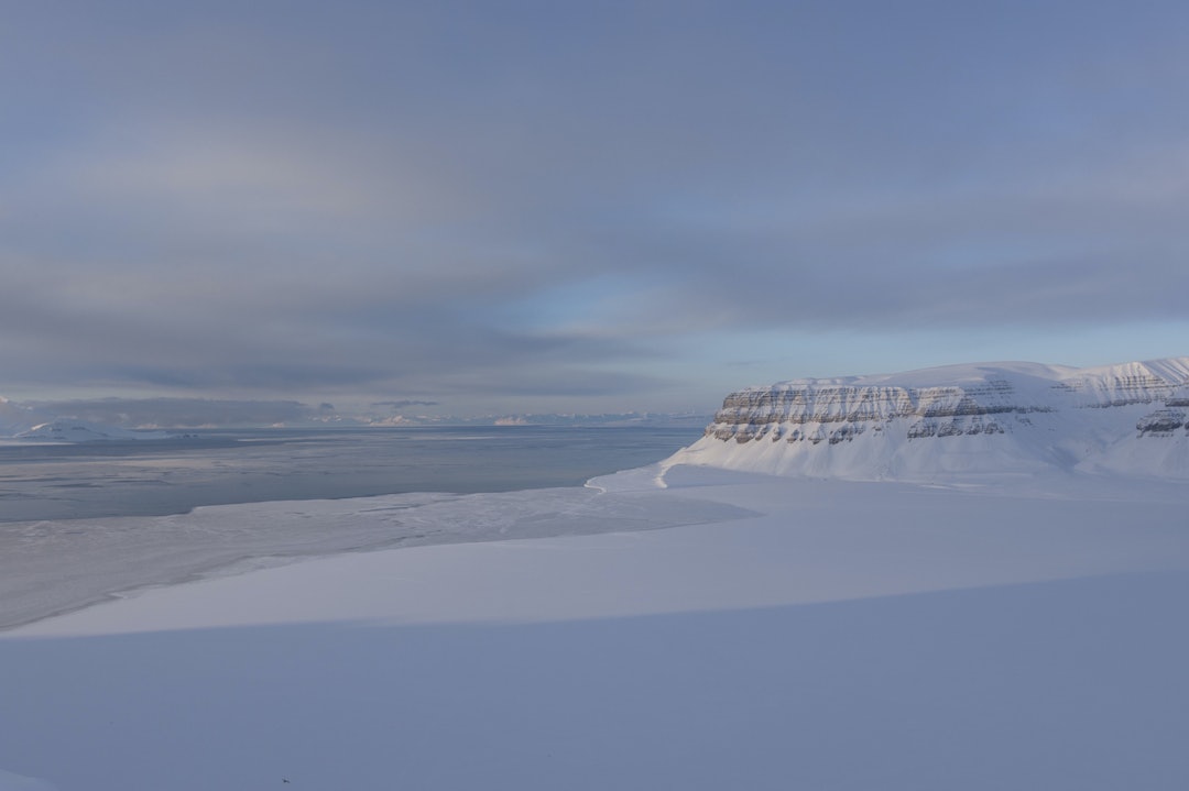 SVALBARD. Over førti år etter at han kom til Svalbard første gang, holder Harald fortsatt til som fangstmann innerst i Isfjorden – i en liten hytte på Kapp Wijk. Harald lever det meste av året i fullstendig isolasjon.Foto: Birger Amundsen SVALBARD. Foto: Birger Amundsen