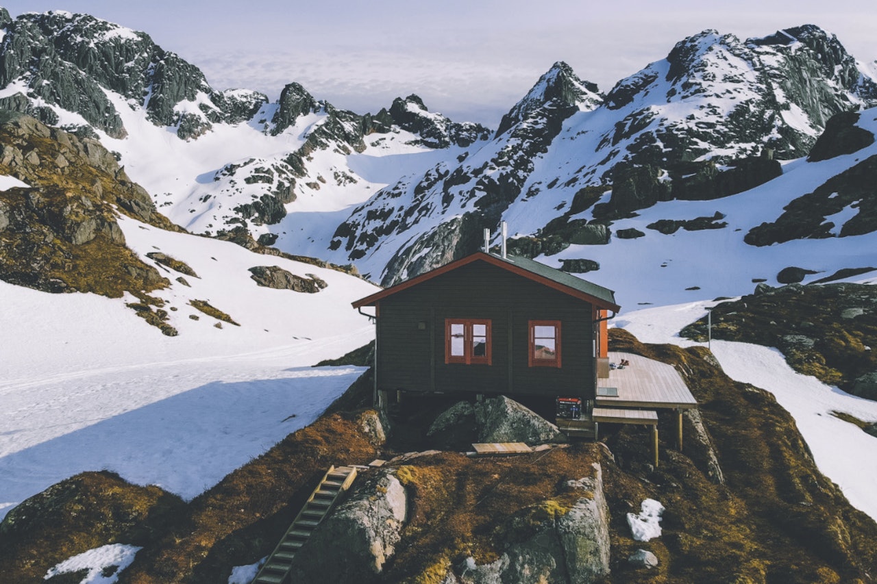 TROLLFJORDHYTTA: Det var like i nærheten av denna hytta mannen ble tatt av et skred. Arkivfoto: DNT / Marius Dalseg TROLLFJORDHYTTA: Det var like i nærheten av denna hytta mannen ble tatt av et skred. Arkivfoto: DNT / Marius Dalseg