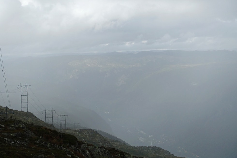 Regnvær over Rjukan. Foto: Erlend Larsen rjukan utsikt svineroe svineroi turguide