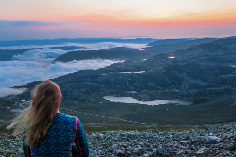 En følelse av å være på toppen av hele verden. Foto: Erlend Larsen Gaustatoppen utsikt solnedgang
