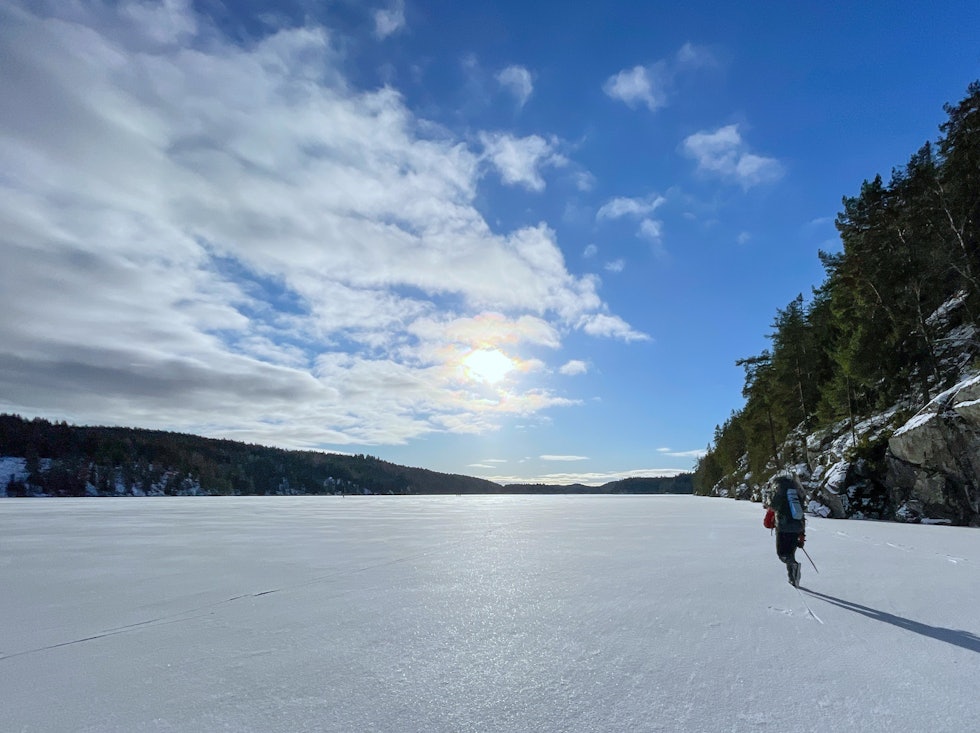 LANGTUR: Ikke like god glid overalt, men nok til at det er mulig å holde stødig kurs. Foto: Lars Lindland øst for Øyeren.