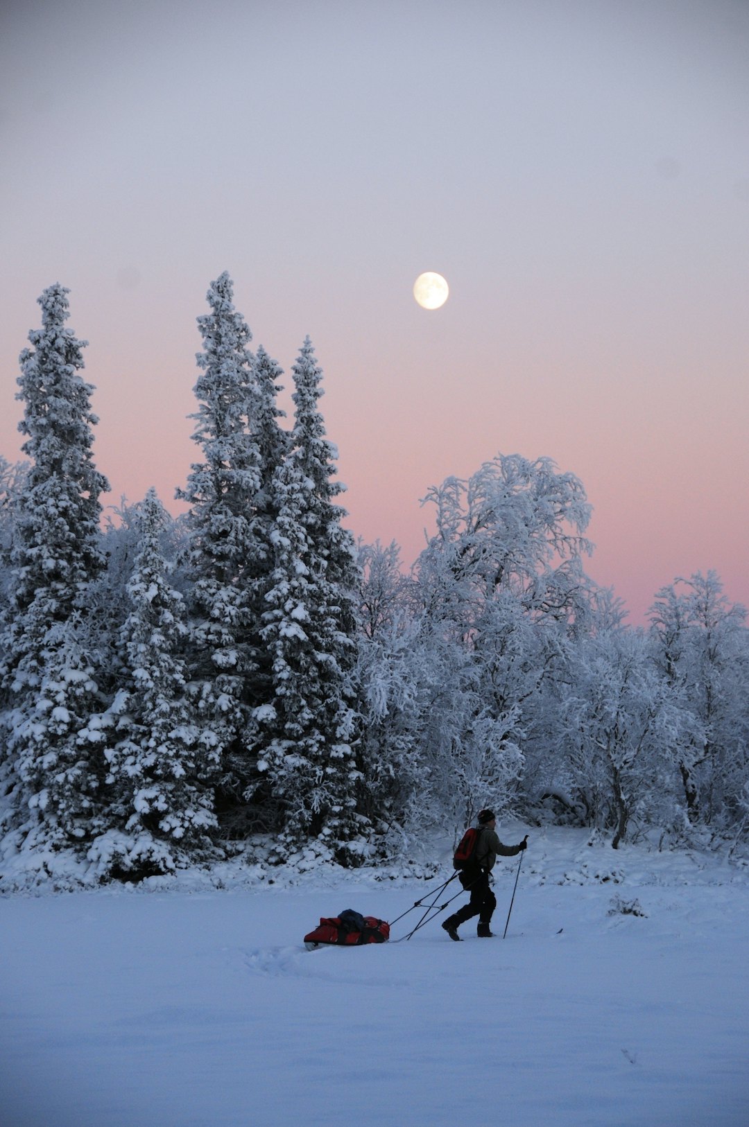 Idyll: Fullmåne på vei opp og sol på vei ned gir flotte fargenyanser i den vinterklare skumringsstunden. Foto: André Spica