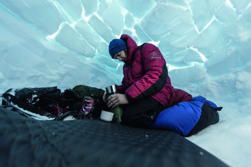 LYDTETT: Noe av det aller beste med snøhule og iglo er at det blir stille. Når stormen herjer ute, kan du sove i ro inne. Foto: Hans Kristian Krogh-Hanssen iglo