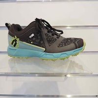 Icebug har testet skoene, og mener de har 84 prosent bedre gripeevne på vått underlag, enn tilsvarende modeller fra andre merker. I tillegg har de forbedret gummien sin, så den ikke slites så fort.  