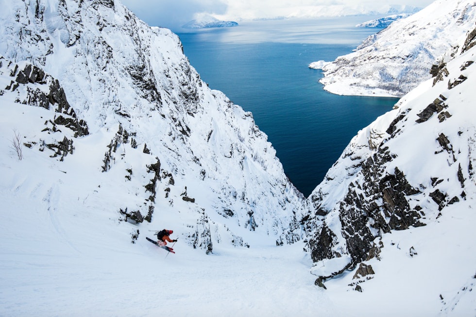 FJORDGLØTT: Fra Innernesfjellet tar Mikko Lampinen snarvegen ned til Reinfjord, med utsikt mot Kvænangen og Arnøya. Foto: Mika Merikanto