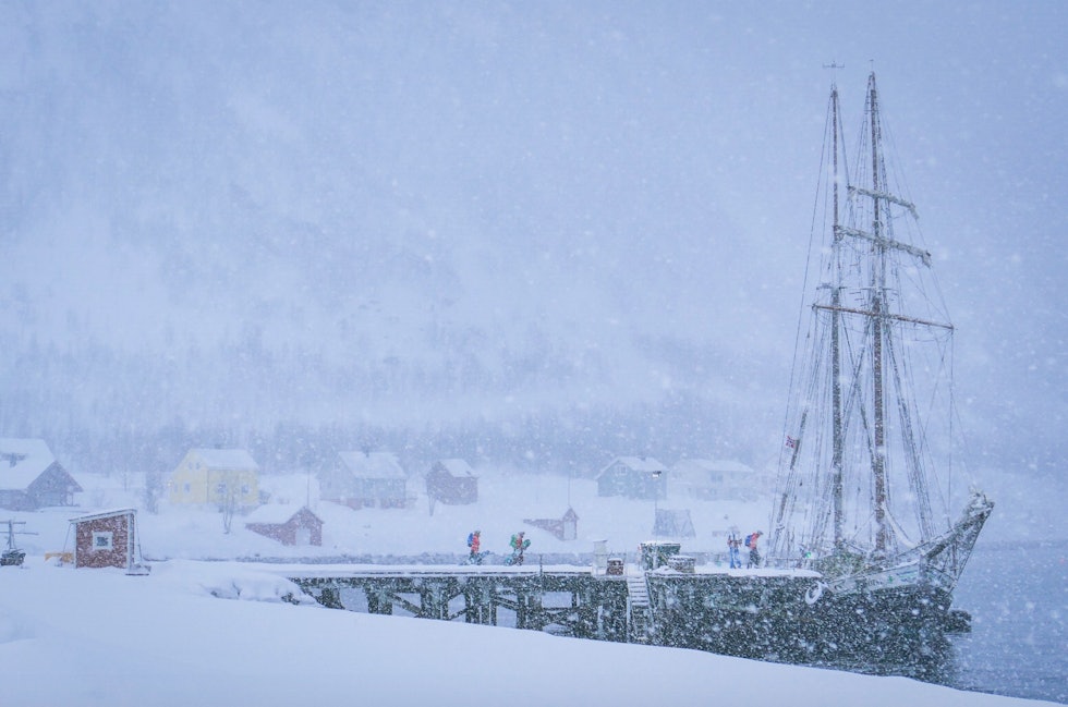 PUDDERTOKT: Etter en økt i skogen, venter varm lunsj i den snødekte seilskuta Ópal. Foto: Terje Valen Høihjelle