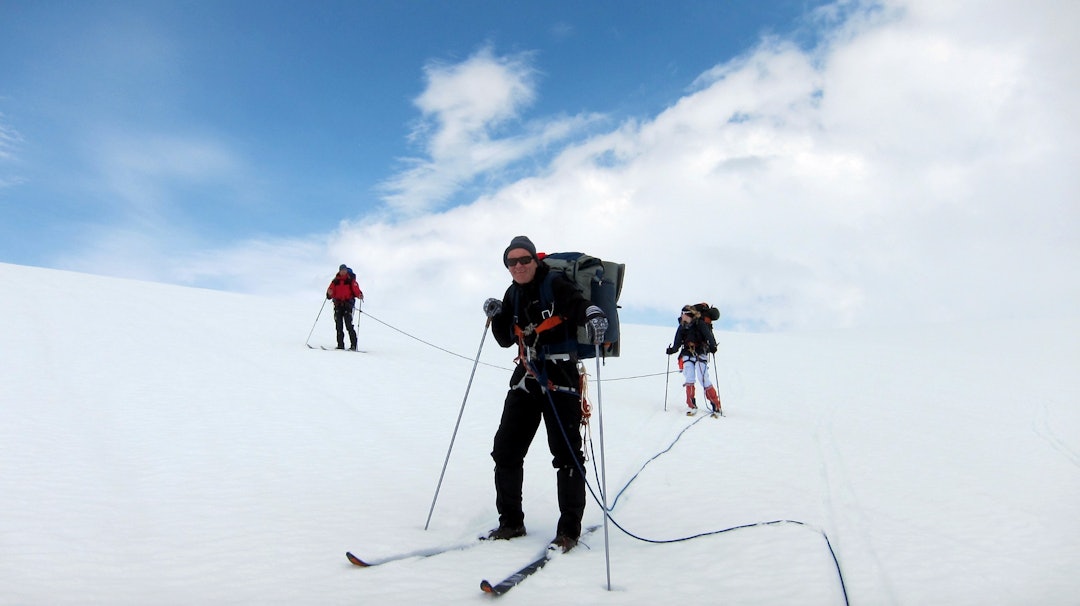 NEDOVER ER GØY: Trygve Aamelfot i front, på sin 25. tur over breen. Foto: Karoline Aamelfot