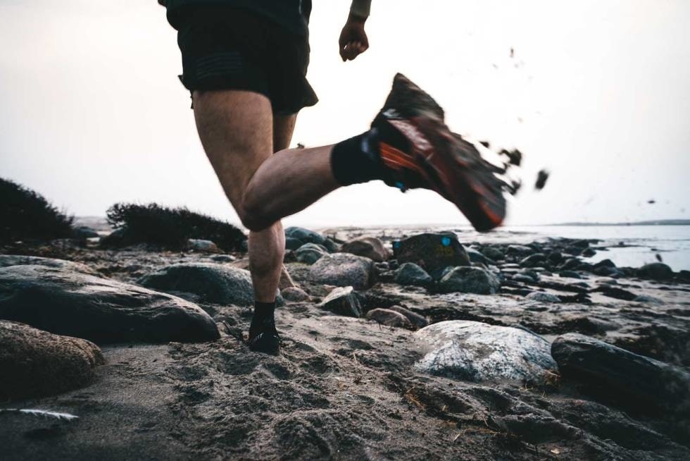 HVALER: Asmaløy er så liten og oversiktlig at du godt kan legge bort klokka, og telle kilometer. Bare la beina og terrenget styre. Foto: Mats Karlström løping på hvaler