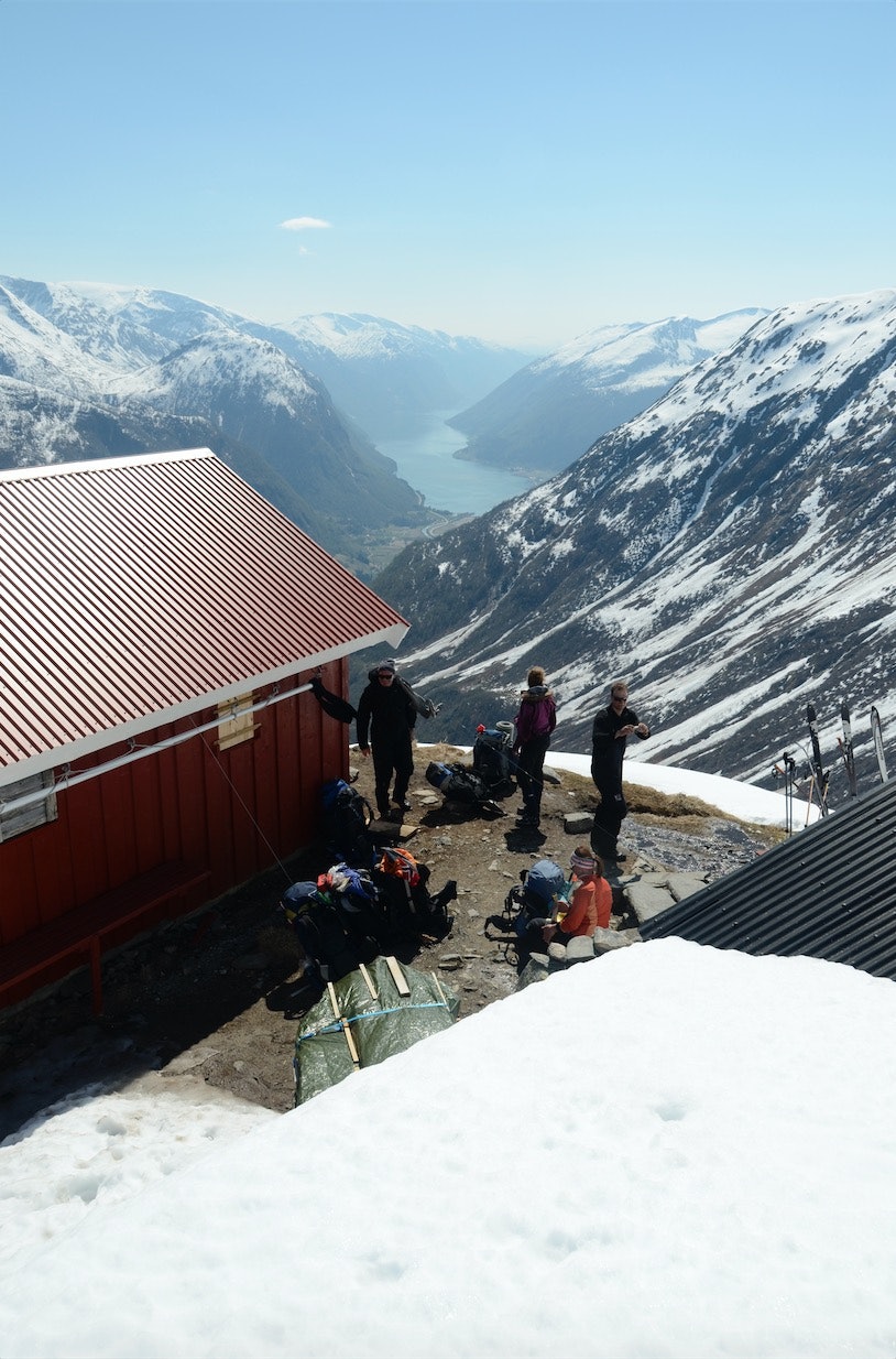 SISTE STOPP: Flatbrehytta gir deg utkikk helt ned til dalen du skal ende opp i. Foto: Sandra L. Wangberg SISTE STOPP: Flatbrehytta gir deg utkikk helt ned til dalen du skal ende opp i. Foto: Sandra L. Wangberg