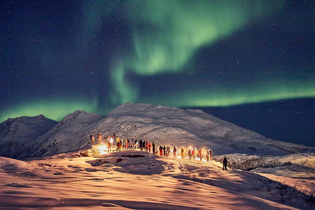 LYSMARKERING: Rundt 50 venner og familie av Øystein Stangeland møttes til minnefottur på Nattmålstuva i Ersfjordbotn. Foto: Stein Tronstad minnestund for øystein stangeland