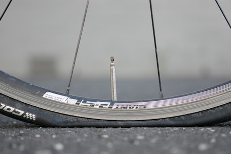 FLATT DEKK: Dette kan unngås på ganske mange måter! Foto: BikeChange.  fikse punktering landevei