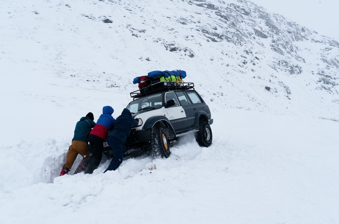 BRATT START: På vei til brefallet kjørte bilen som fraktet oss av veien to-tre ganger, da vindtransportert snø kamuflerte veien. BRATT START: På vei til brefallet kjørte bilen som fraktet oss av veien to-tre ganger, da vindtransportert snø kamuflerte veien.