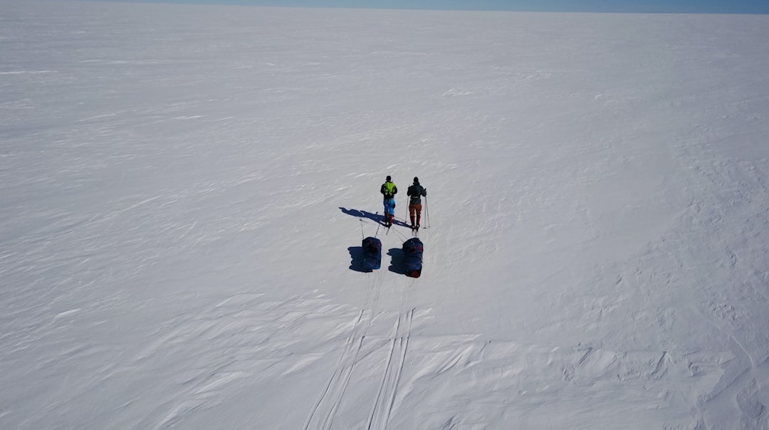 PÅ DET HVITE LERRETET: I godt driv over Grønlandsisen, på en av svært få finværsdager. Imidlertid er det finværsdagene som gir de kaldeste nettene, noe som gjorde at man virkelig satte pris på solen på dagtid. PÅ DET HVITE LERRETET: I godt driv over Grønlandsisen, på en av svært få finværsdager. Imidlertid er det finværsdagene som gir de kaldeste nettene, noe som gjorde at man virkelig satte pris på solen på dagtid.