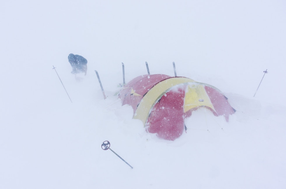 FRISKT: Bjørn sjekker at alt er bra med telt og forankringer, og spar snø bort fra teltet. Dette måtte gjentas med jevne mellomrom, også gjennom natten.