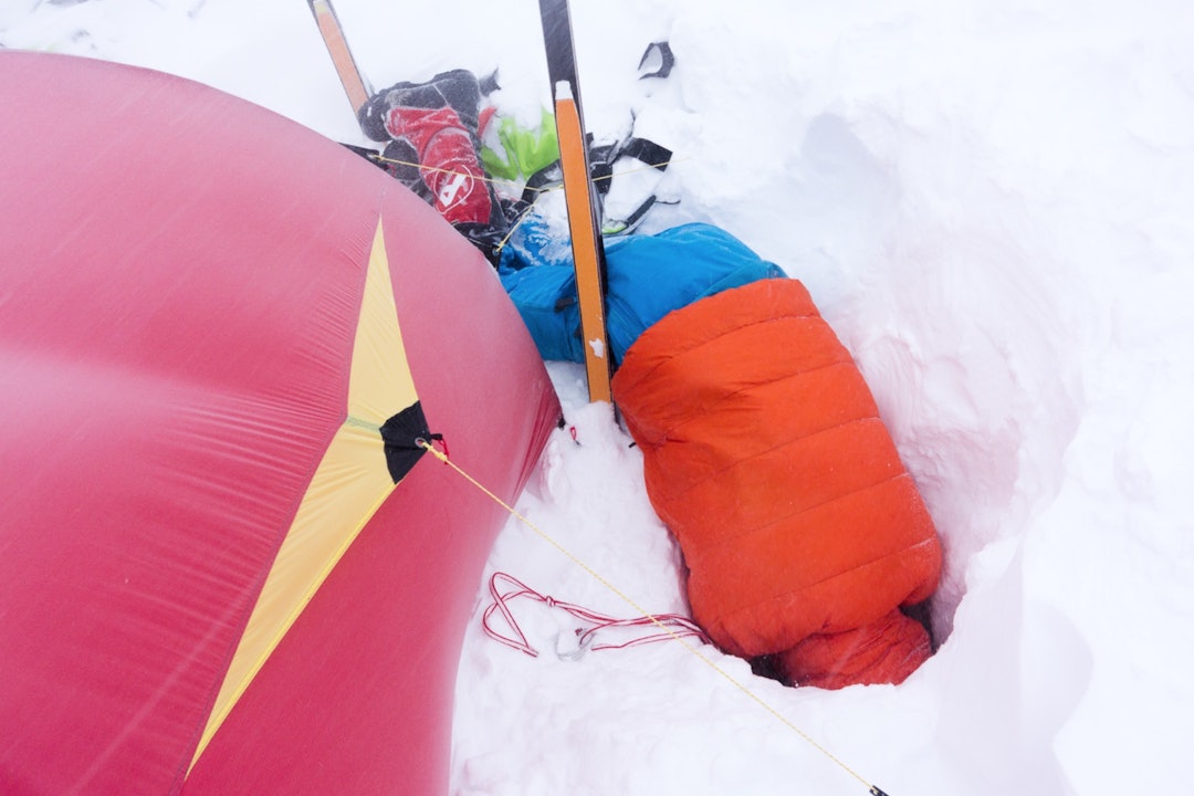 SIKRING PÅGÅR: Stormsikring innebærer ofte sikring av teltet med tau og isskruer. For å komme ned til ren is, trenger vi som oftest ikke grave mer enn 1-1,5 meter.