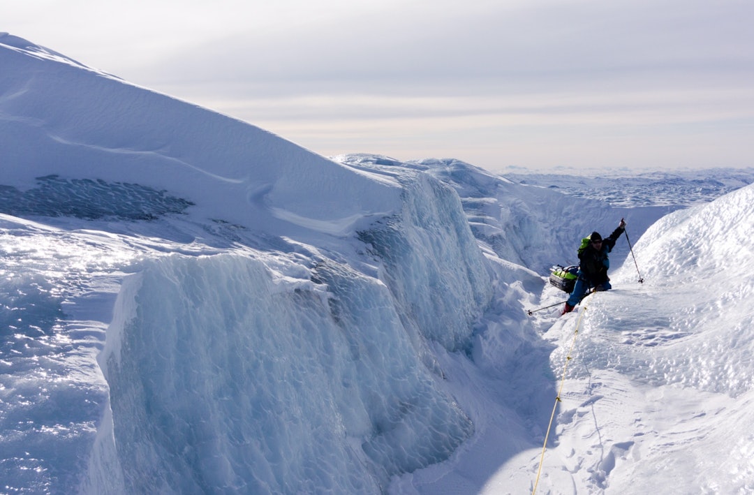 GOD GLID: På vei opp gjennom brefallet på vestsiden. Selv om det ser utfordrende ut med den glatte isen, var dette en sann glede å gå på sammenliknet med den dype løssnøen. Dog veltet pulken hver tjuende meter.. GOD GLID: På vei opp gjennom brefallet på vestsiden. Selv om det ser utfordrende ut med den glatte isen, var dette en sann glede å gå på sammenliknet med den dype løssnøen. Dog veltet pulken hver tjuende meter..