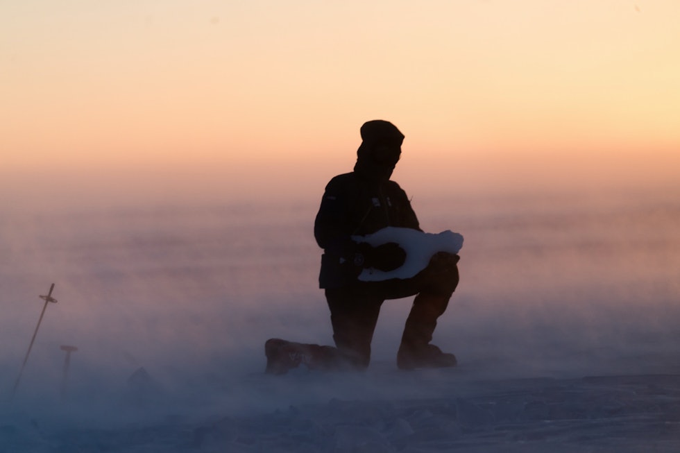 GITARSPILLING: Bjørn har funnet frem isgitaren, akkompagnert av den fryktede Piteraq-stormen på Grønland. Dette er en vind forårsaket av to møtende lavtrykk, og kan resultere i vindstyrke opp mot 50-80 meter i sekundet.