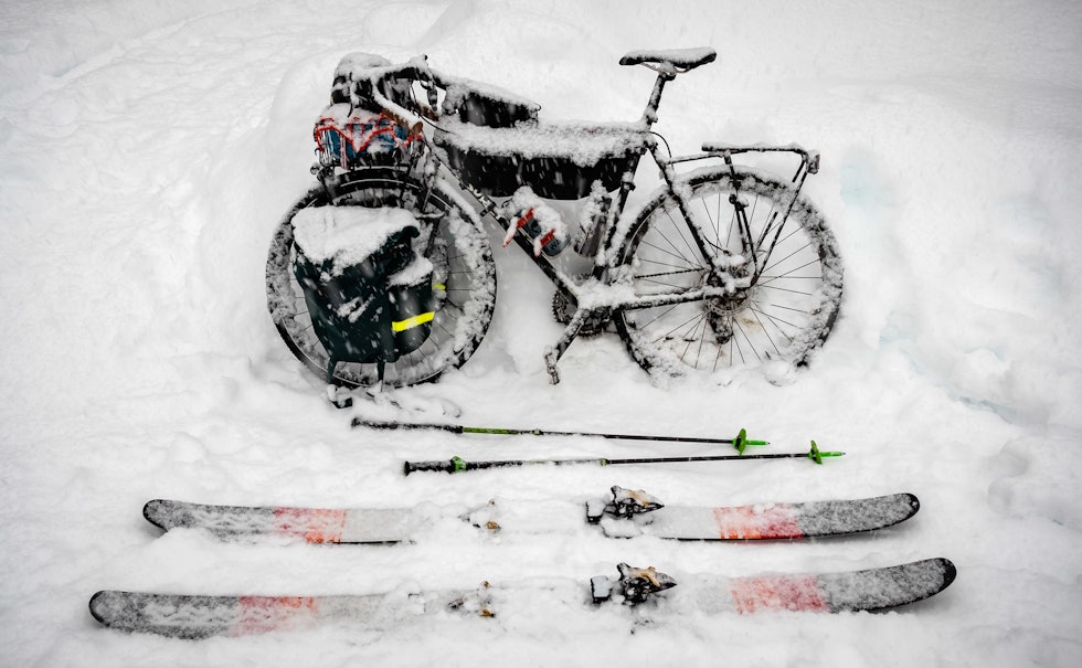 SYKKEL OG SKI: Det beste av to verdener? Foto: Andreas Køhn VINTERSYSKLING vinter og ski