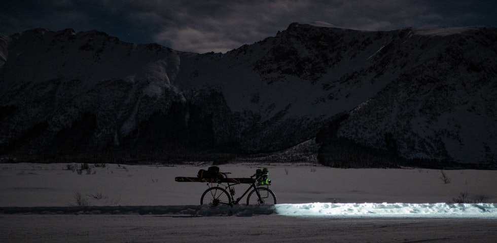 LANGS VEIEN: Med færre timer dagslys om vinteren er det greit å belage seg på å ha med lykt, nesten uansett. Bildet er fra Lofoten. Foto: Andreas Køhn Andreas Køhn