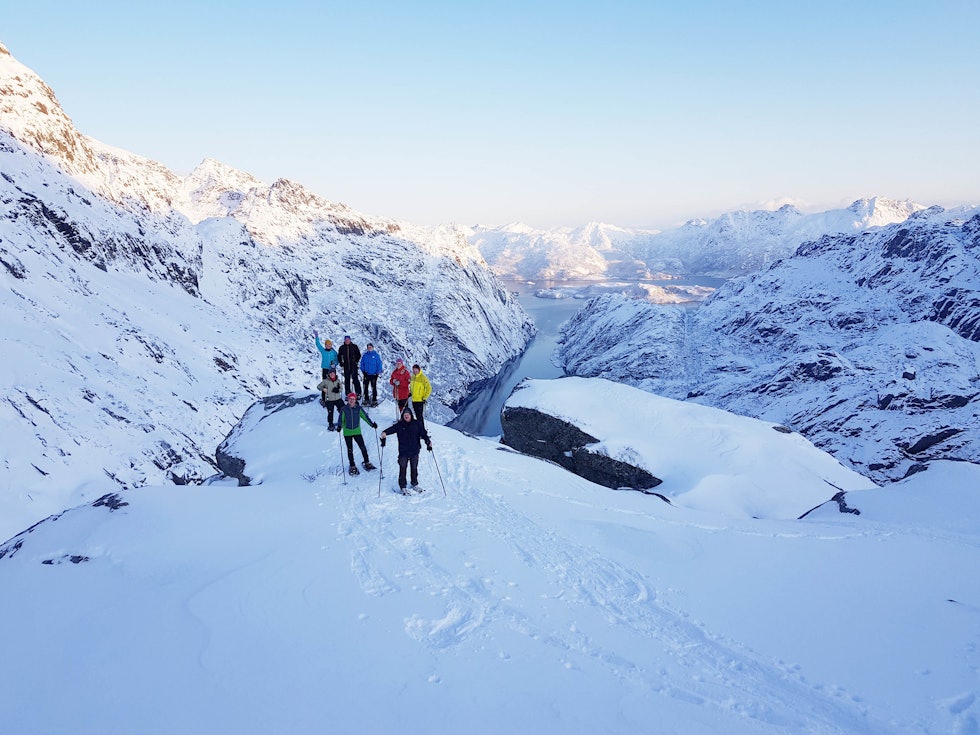 DAGEN FØR: Hele styret på luftetur ved hytta, Trollfjorden ses i bakgrunnen. Bildet er tatt 2. november, dagen før skredet. En nydelig dag, lite snø. Foto: Ragna RennaFoto: Ragna Renna skredet ved trollfjordhytta