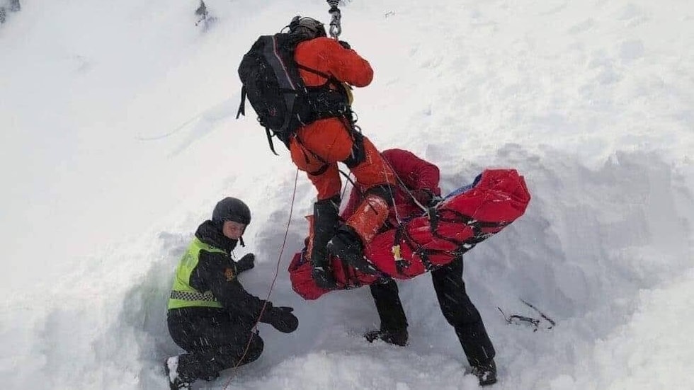 TROND ER FUNNET! Hans truge kommer til syne i snømassene, ved flagget. Bildet er tatt kl 13.12. Foto: Sunniva Birkeland skredredning trollfjord lofoten