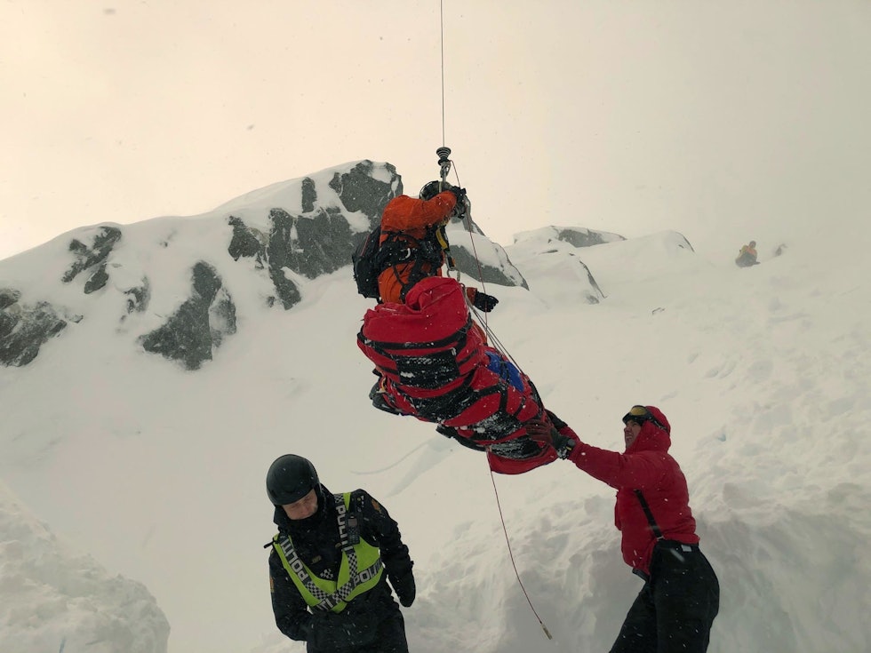 SIKRET: Løft til SeaKing redningshelikopter, transport til UNN Tromsø. Foto: Hovedredningssentralen Nord Norge, HRS skredet ved trollfjordhytta redning