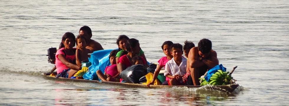 FYLT TIL RANDEN: Det er viktig å utnytte plassen godt – de lokale laster opp sin tradisjonelle kano (casco) med mat og andre varer fra dagens handel. Amazonas-på-flåte-2