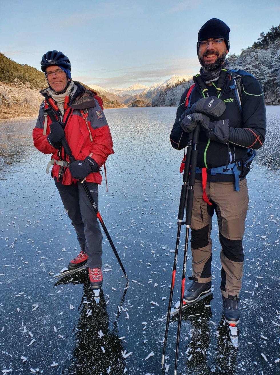 Fra Hauglandsvatnet 8. januar, ikke langt fra Bahusvatnet. Peter Aglen (t.h) og Leo Zijerveld kan glede seg over supre skøyteforhold og opp mot 15 cm tjukk is. Foto: Eldar Heide hauglandsvatnet turskøyting bergen