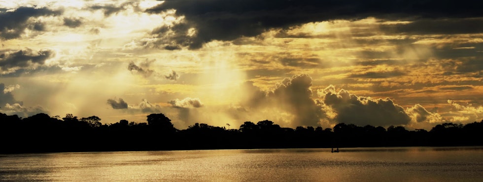 FLYTSONEN: Naturens magi Amazonas-på-flåte-4