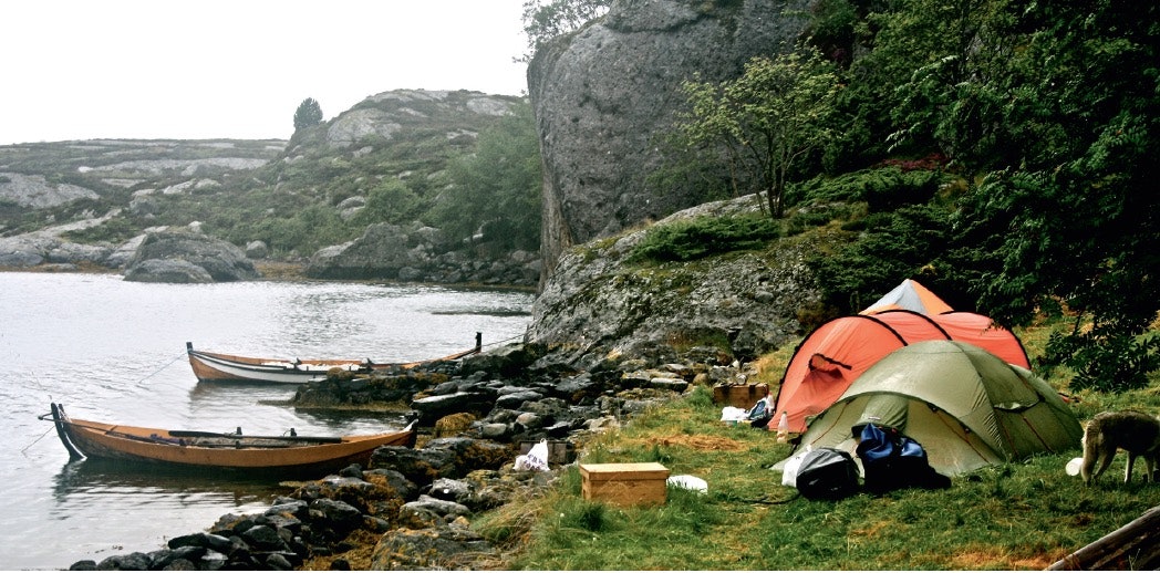 RO: Seilas i tradisjonell robåt. Mor og datter på tur. Foto: Terje Planke RO: Seilas i tradisjonell robåt. Mor og datter på tur. Foto: Terje Planke