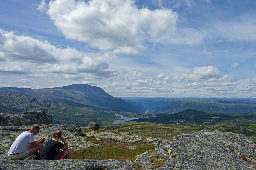Gaustatoppen, Kvitåvatn og Vestfjorddalen med Rjukan. Foto: Erlend Larsen Ørnenipa Rjukan Telemark fjelltur guide tips kart