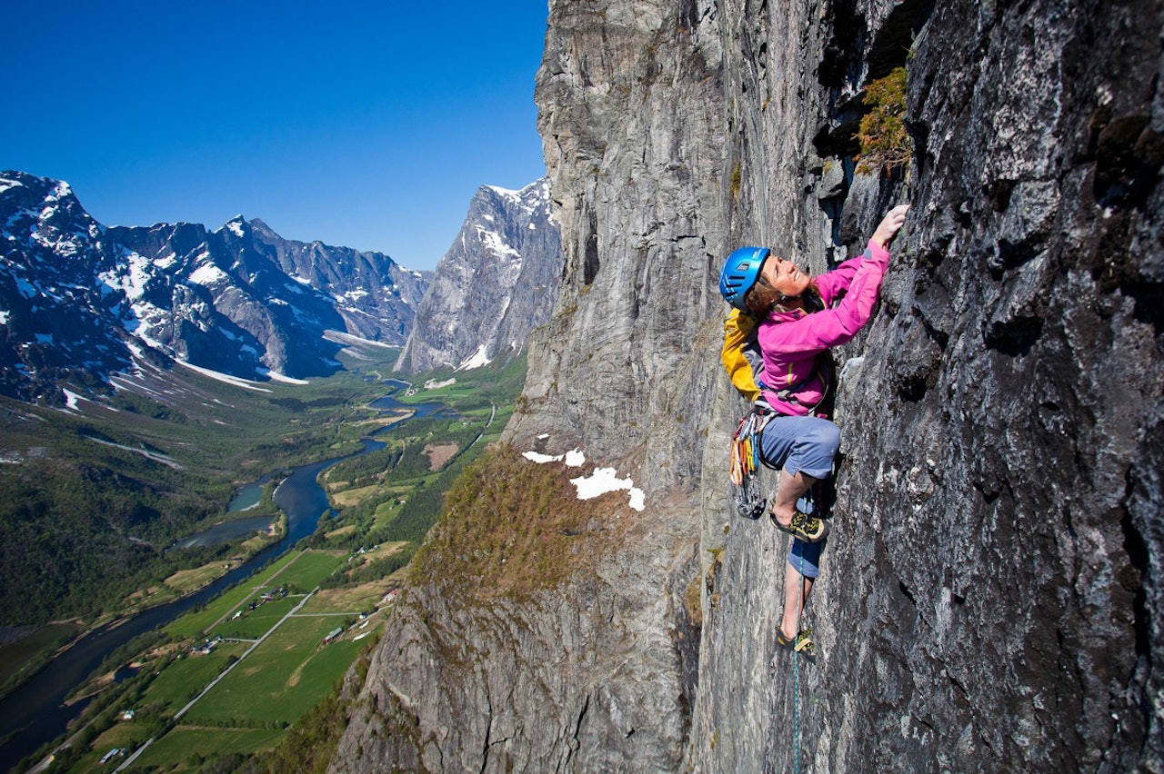 NORGES FLOTTESTE DAL? Rannveig Aamodt på Sydpillaren (6+, 24 tl.) på Mongejura. Foto: Terje Aamodt Mongejura Rannveig Aamodt