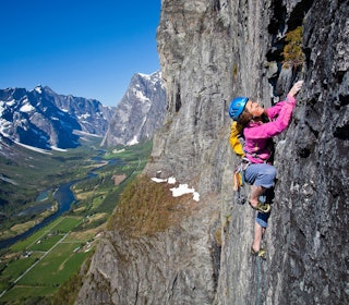 NORGES FLOTTESTE DAL? Rannveig Aamodt på Sydpillaren (6+, 24 tl.) på Mongejura. Foto: Terje Aamodt Mongejura Rannveig Aamodt