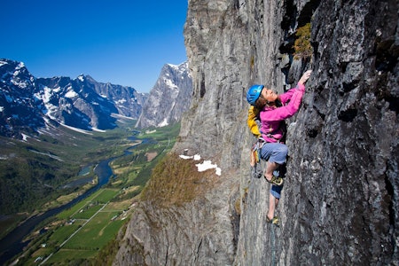 NORGES FLOTTESTE DAL? Rannveig Aamodt på Sydpillaren (6+, 24 tl.) på Mongejura. Foto: Terje Aamodt Mongejura Rannveig Aamodt