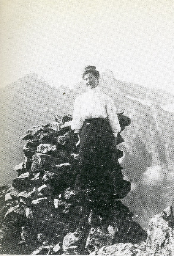 TOPPEN AV HORNET: Unni Frisak var første norske kvinne på Romsdalshorn i 1908. Med ankellang kjole som hun heftet opp. Foto: A. Heen