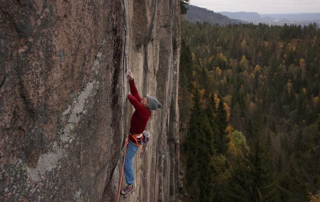 Paula Voldner på vei opp Trekkoppfuglen (9), Bergflødt, Lier. Foto: Knut Bjørnebye