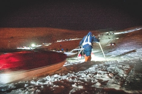 START: I et kaos av lykter, mennesker og vind går startskuddet for Expedition Amundsen, verdens hardeste pulkløp. Foto: Kai-Otto Melau