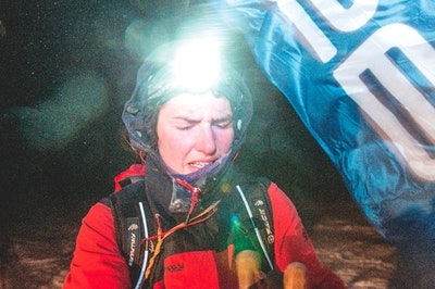 DESPERAT: UTEs Ida Eri Sørbye har nådd fram til tredje sjekkpunkt med lagvenninne Marianne i pulken. Det er vind og desperasjon i luften. Foto: Kai-Otto Melau  DESPERAT: UTEs Ida Eri Sørbye har nådd fram til tredje sjekkpunkt med lagvenninne Marianne i pulken. Det er vind og desperasjon i luften. Foto: Kai-Otto Melau