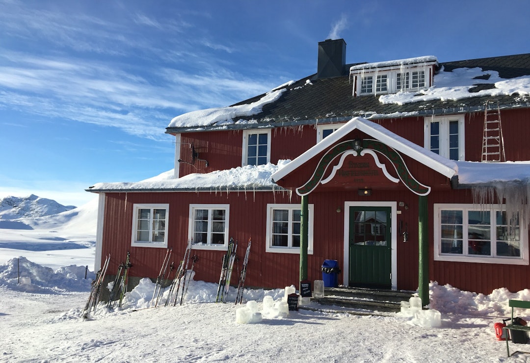 ÆRVERDIG: Bygdin Fjellhotell har vært i drift siden 1897. De nye driverne vil gi gjestene alpefølelsen når kommer hit vinterstid. Foto: Gunhild Aaslie Soldal