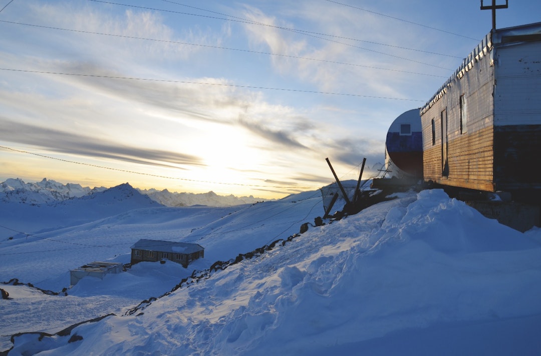 Usikker solnedgang: Kvelden før toppen er spenningen stor. Har vi pakket riktig, hvor kaldt blir det, hvor mye mat skal vi ha med? Usikker solnedgang: Kvelden før toppen er spenningen stor. Har vi pakket riktig, hvor kaldt blir det, hvor mye mat skal vi ha med?