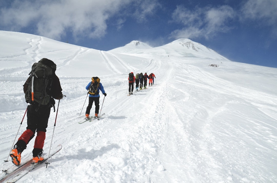 INNSPURT: Siste akklimatiseringstur til 4700 moh. er tung, og kroppen merker høyden godt. Utsikten er desto bedre, med Elbrus foran oss. Foto: Ida Eri Sørbye 