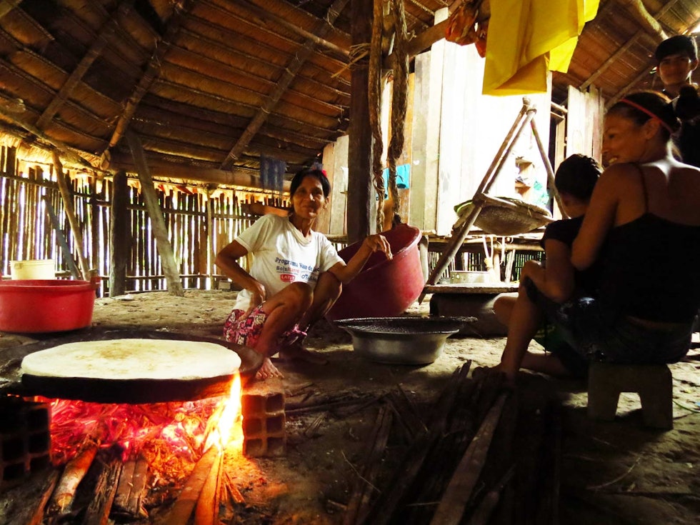 GJESTFRITT: På besøk hos lokalbefolkningen, som synes det er stas med besøk. Amazonas-på-flåte-7