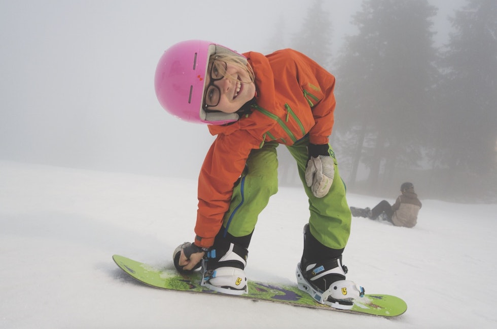 BRETTFRELST: Aurora (8) har fått til de første svingene på snowboard og er klar for en ny økt. Foto: Erlend Sande