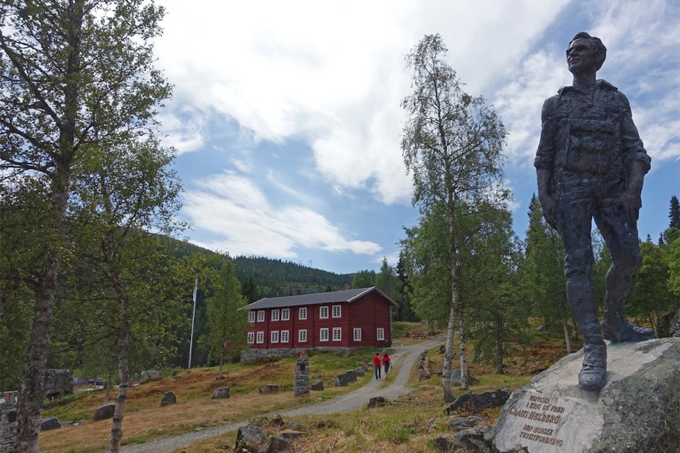 Claus Helberg vil for alltid knyttes til DNT, og hører naturlig hjemme på sokkel utenfor Krokan turisthytte. Krokan Rjukanfossen Rauland Telemark Turguide