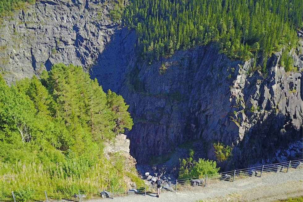 Det er bratt fra Maristigen og ned i juvet. Krokan Rjukanfossen Rauland Telemark Turguide